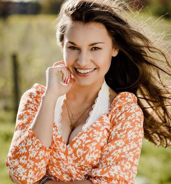 58212 laura   2019 04 19   2565   print  copy 