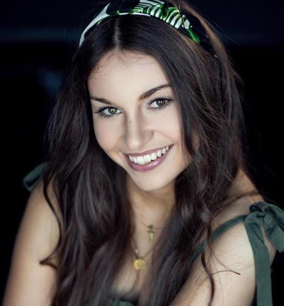 58214 laura   2019 04 19   2475   print  copy 